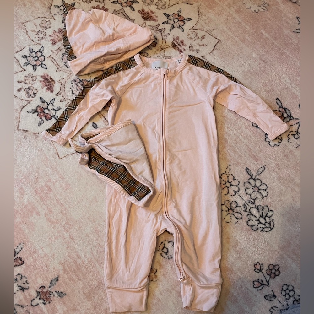 🎀BURBERRY Pink Claude Mini Check Footie, Hat & Bib
Gift Set - Baby Size 12M🎀